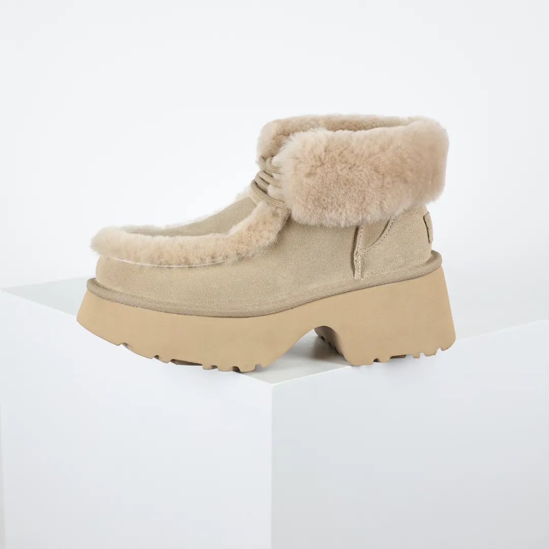 Pick up locally 💰700 Core recommended good price Independently developed original outsole, cashmere insole, keeping warm in winter, suitable for home use. In recent years, uug has launched a style series, which is partially skewed towards the preferences of young consumers, and has also been at the forefront of fashion trends. Shoe body material, water-repellent coated suede upper, 17mm UGGPURE™ implanted wool insole, lightweight non-slip and comfortable rubber outsole, with brand LOGO, complete packaging, size: 35 36 37 38 39 40